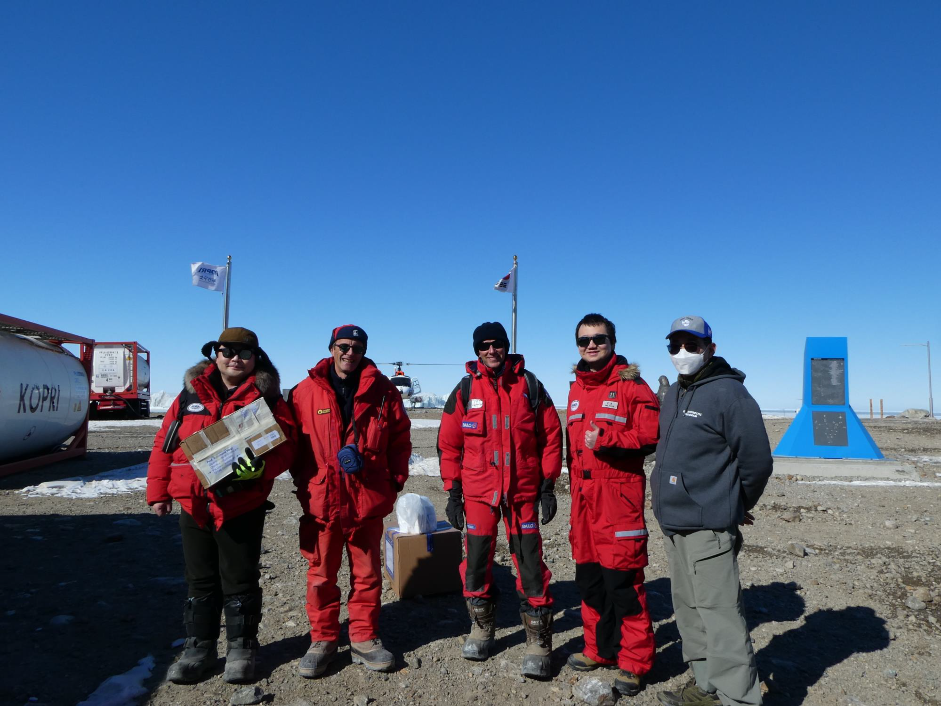 Emanuele Magi e ricercatori in Antartide