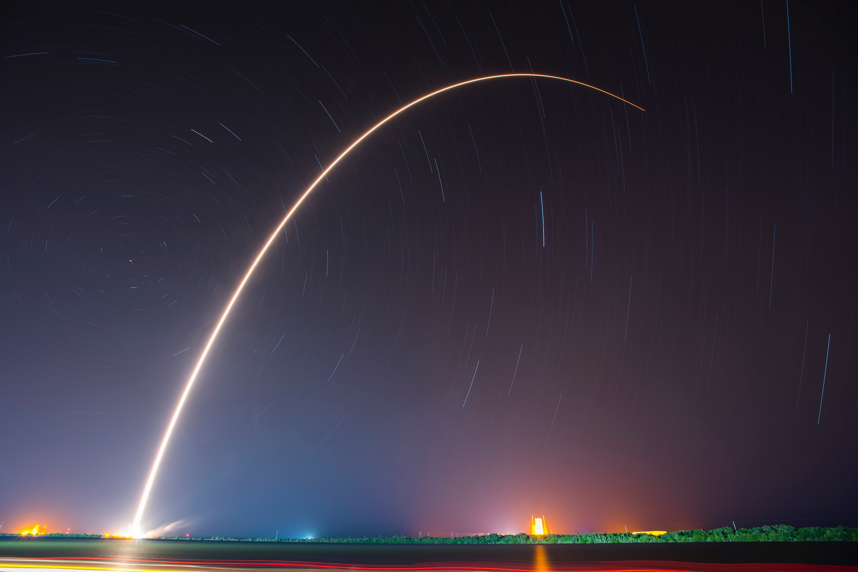 Scia luminosa di SpaceX contro un cielo stellato